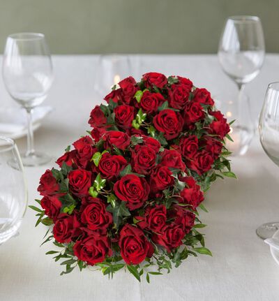 Borddekorasjon med røde roser